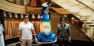 Chitãozinho & Xororó são recebidos no Navio CH&X ao som de “Evidências”, puxada pela dupla e cantada em coro pelo público