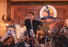 De surpresa, Felipe Araújo invade o palco do Villa Country e anima a madrugada do público